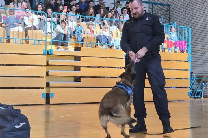 Demo timovi, službeni pas i policijska oprema izazvali velik interes mladih u Bujama